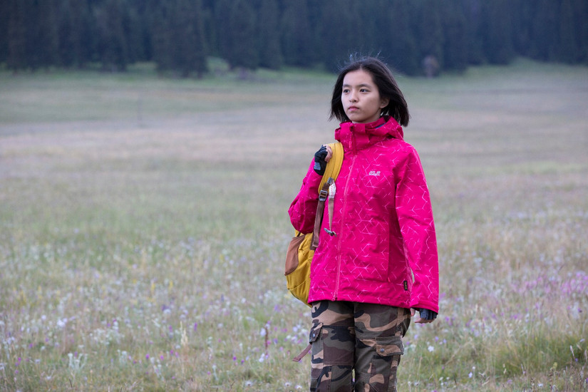 伊犁那拉提旅游冲锋衣穿搭,新疆伊犁风景冲锋衣