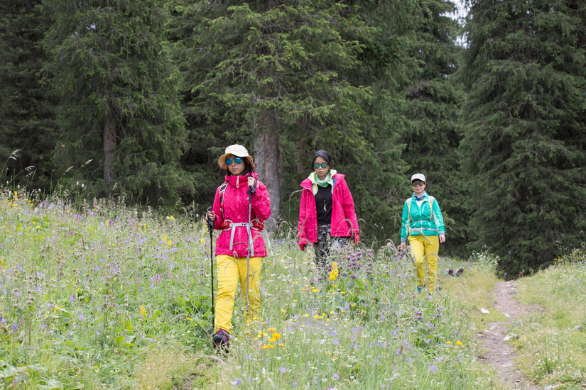 伊犁那拉提旅游冲锋衣穿搭,新疆伊犁风景冲锋衣