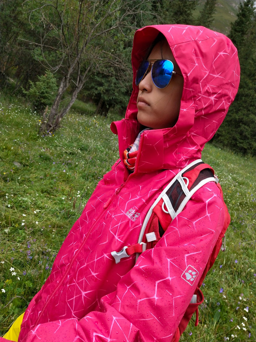 伊犁那拉提旅游冲锋衣穿搭,新疆伊犁风景冲锋衣