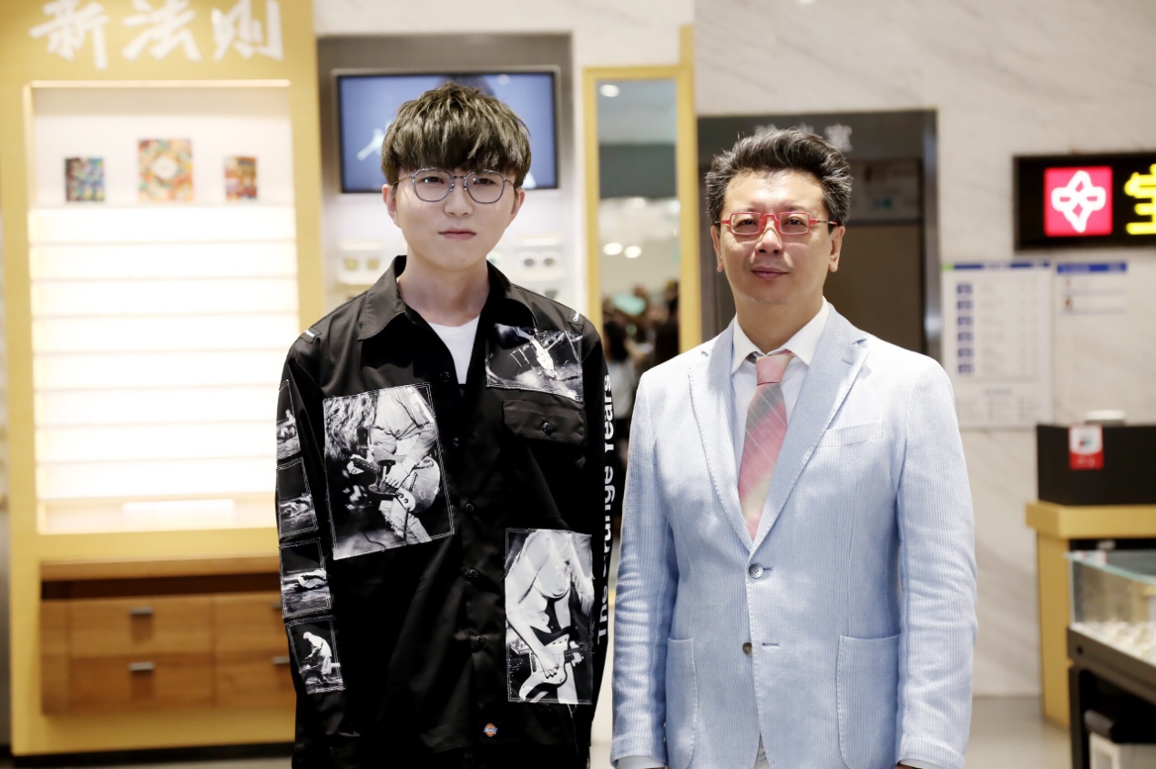 毛不易戴的眼镜,毛不易同款新眼镜框