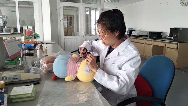 探访海关实验室：进口电饭煲等小家电、儿童玩具不合格率动辄3成以上