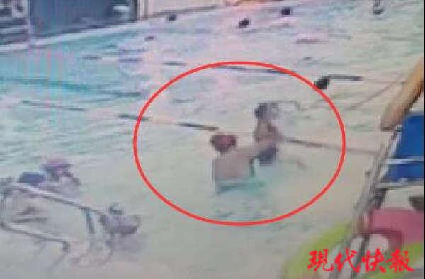 小男孩学游泳受伤视频,儿童游泳被教练摔倒