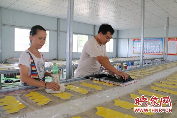 扶贫车间带动村民就近就业,南召农村扶贫车间