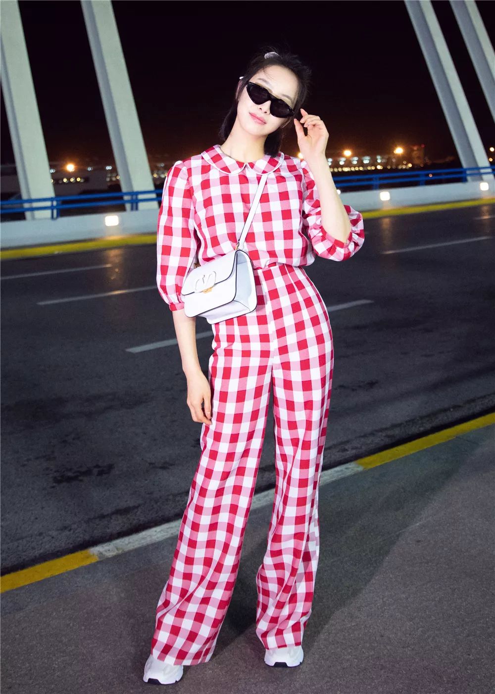 宋茜的衣服为什么这么高,宋茜一身醒目的白色套装