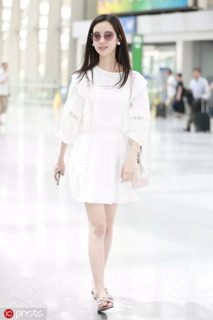 宋茜的衣服为什么这么高,宋茜一身醒目的白色套装