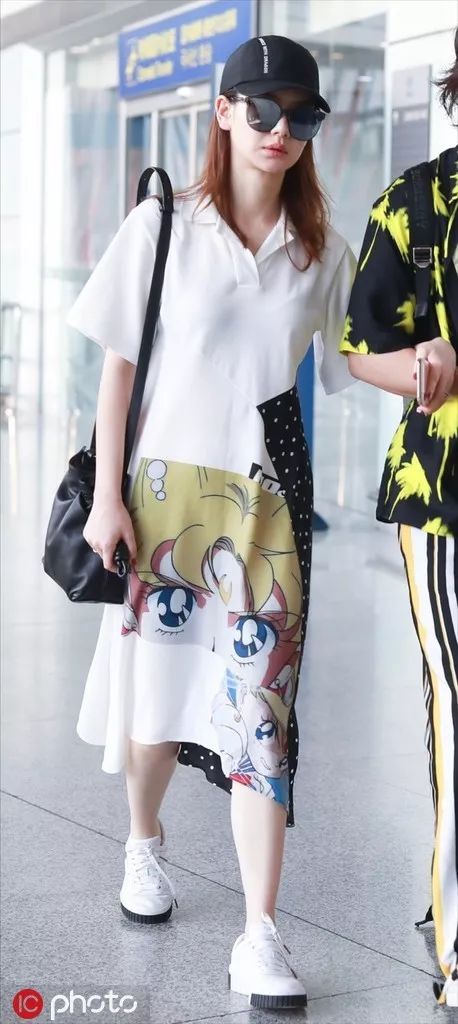 宋茜的衣服为什么这么高,宋茜一身醒目的白色套装