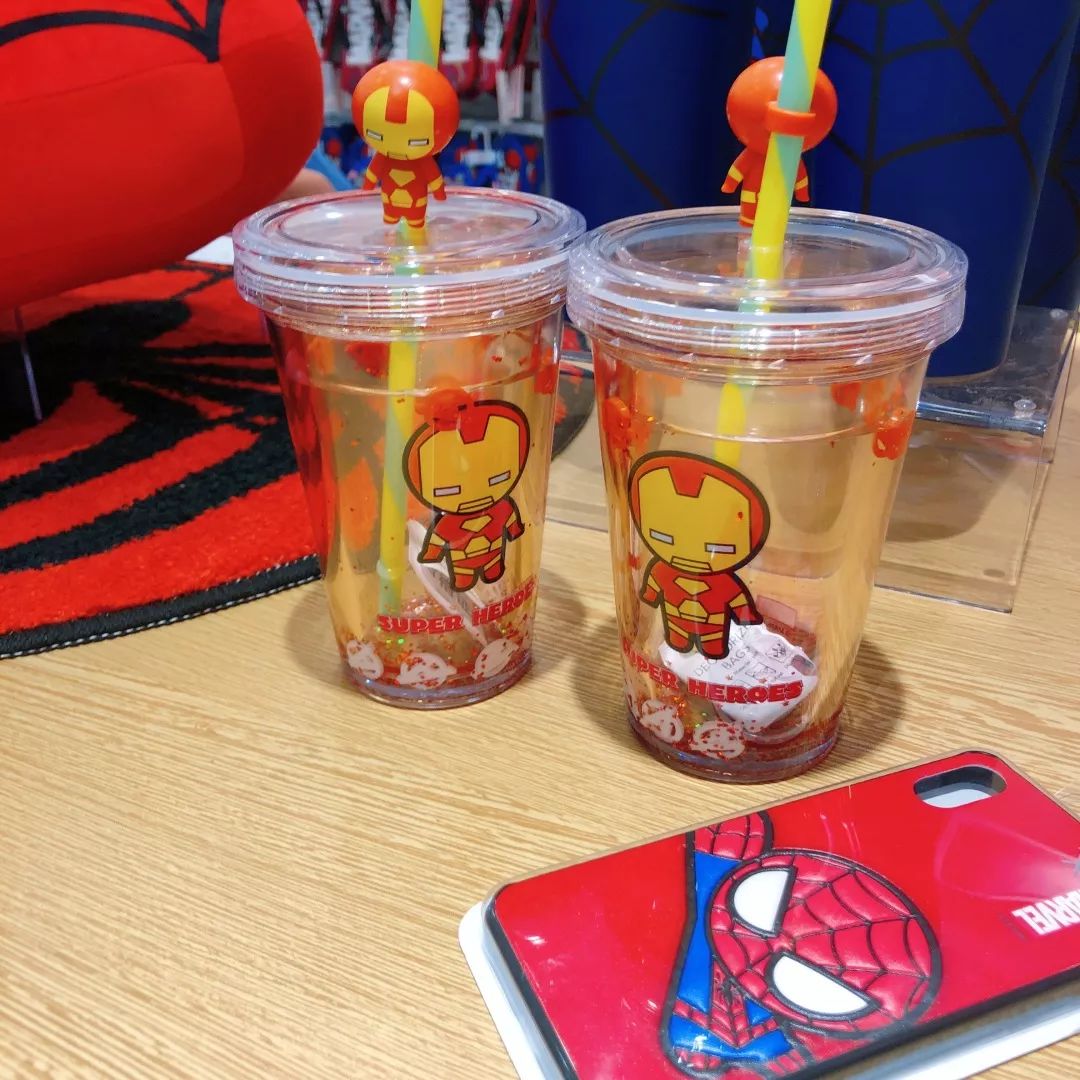 已实测！成都人吃了26年的廖记棒棒鸡开卖中式汉堡！10多块钱居然能买正版漫威...这一波跨界骚操作你打几分？