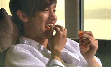 孕期什么时候才会表现爱吃酸辣,孕期重口味一直爱吃酸辣