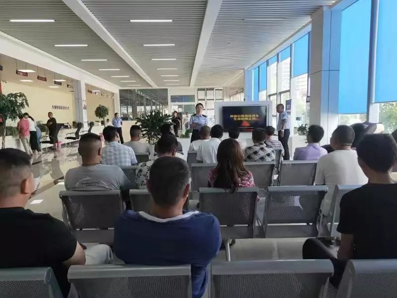 【除隐患防事故保大庆】安顺市公安交通管理局走进驾校送上交通安全宣传教育课