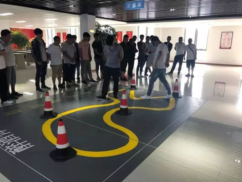 【除隐患防事故保大庆】安顺市公安交通管理局走进驾校送上交通安全宣传教育课