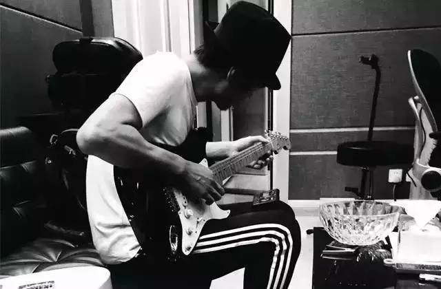 为什么朴树这么火,为什么朴树弹吉他左手不动