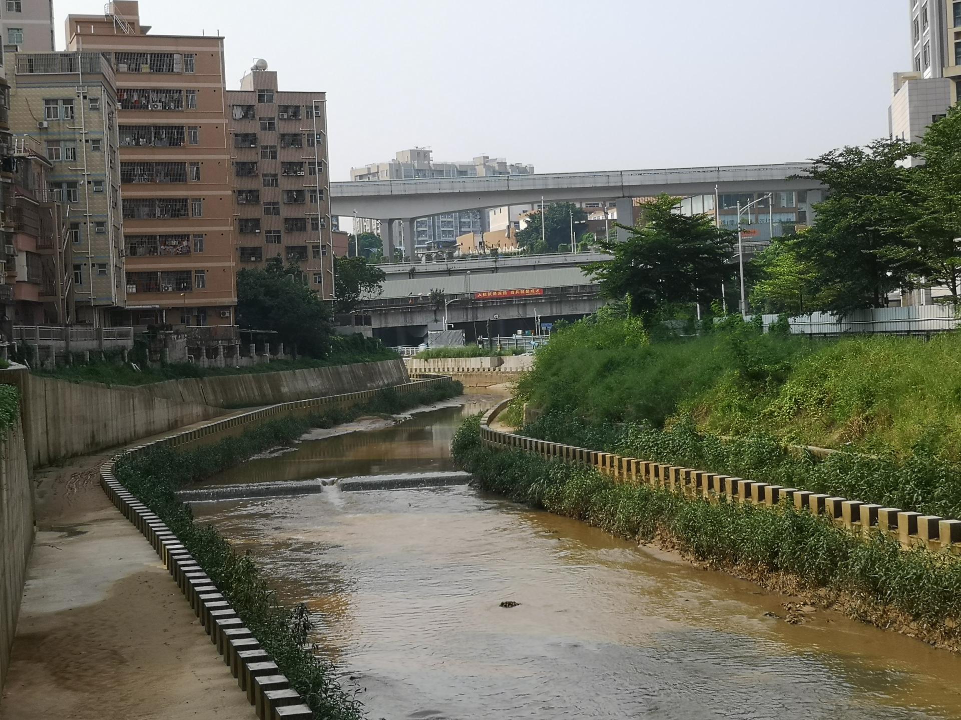 昔日臭水沟变成清水溪,昔日臭水沟如今变身市民休闲地