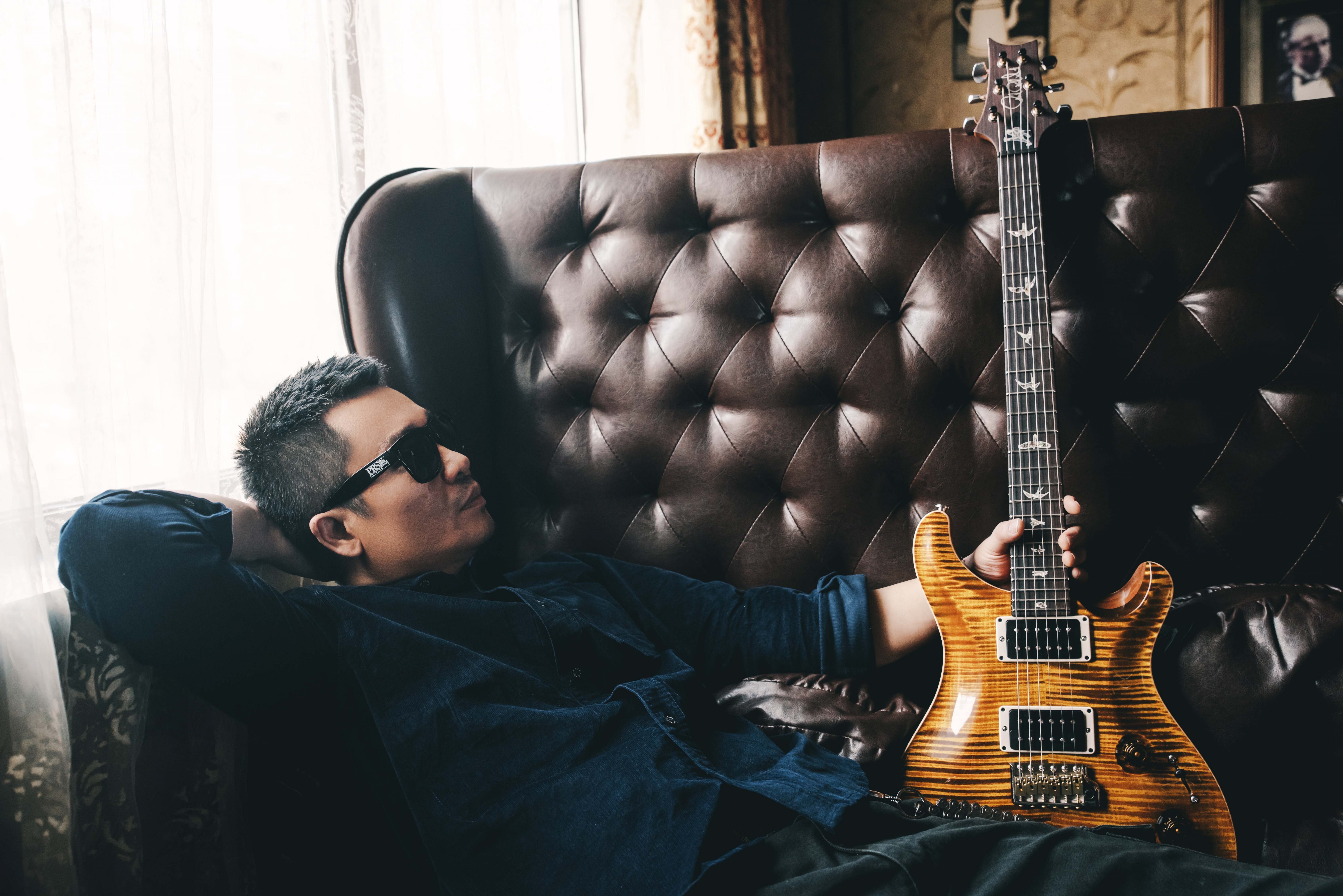 “绝世高手的称手新兵器”-吉他大师李延亮获赠PRS定制款新琴