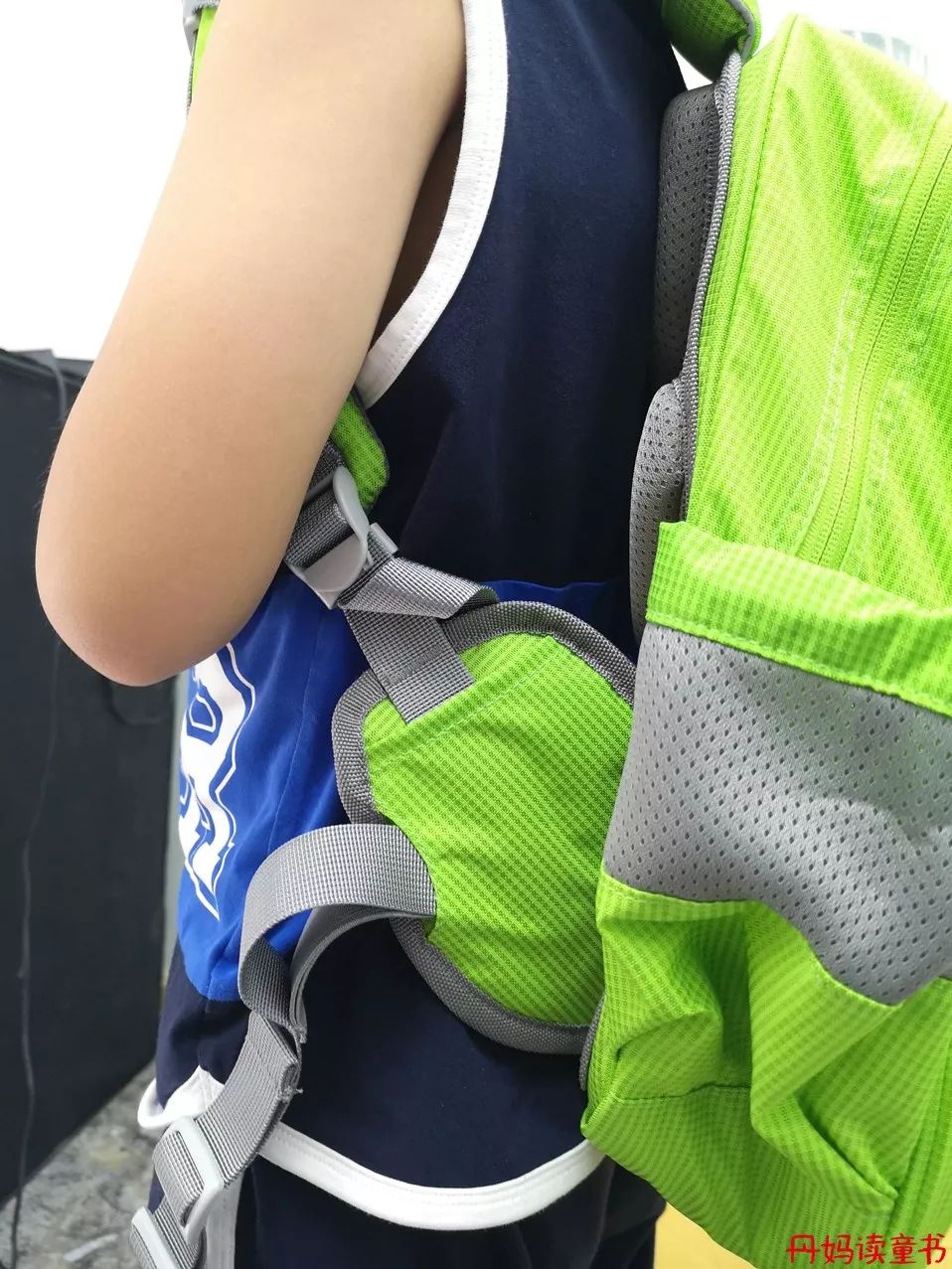 背书包驼背怎么纠正,小孩背书包导致驼背怎么矫正