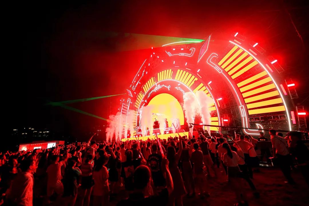 一场狂欢盛会，让成都人记住什么叫做五光十色、安逸好耍的“豆瓣红”