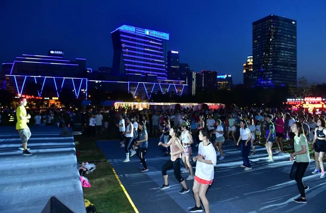 一场狂欢盛会，让成都人记住什么叫做五光十色、安逸好耍的“豆瓣红”