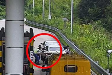 开自己的车，套自己的牌？警察蜀黍：罚款！拘留！