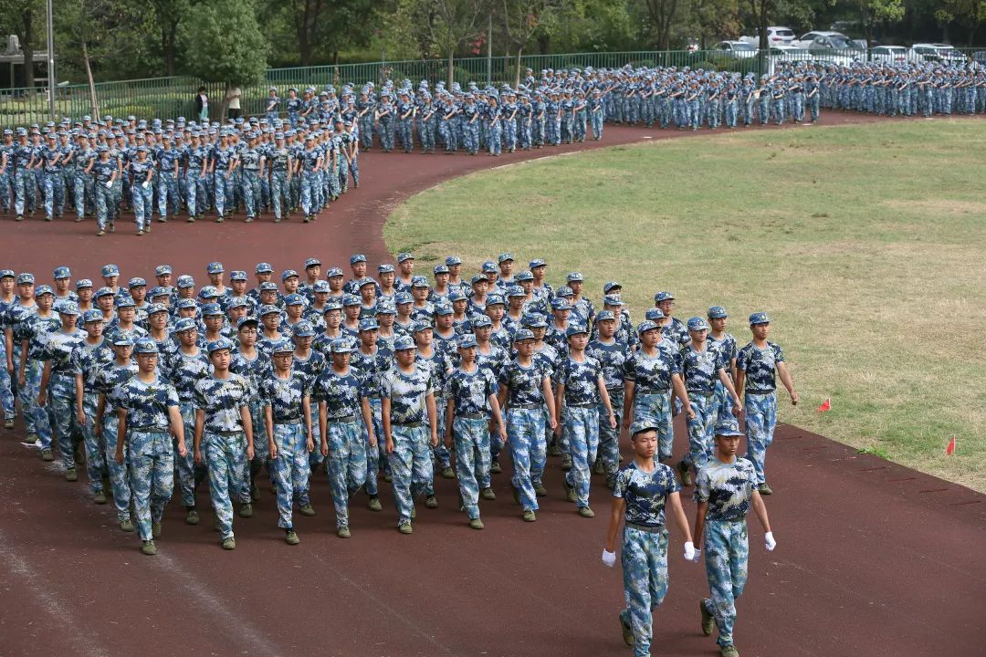 军训攻略让我们一起潇洒的晒黑,军训特辑让我们一起优雅地晒黑