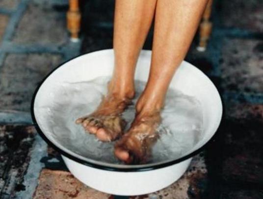 注意这三类人泡脚不是养生是伤身,泡脚有哪四种人不适合
