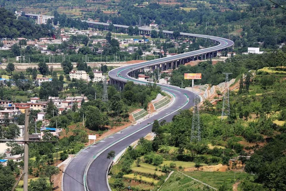 杜甫逃窜,杜甫入成都