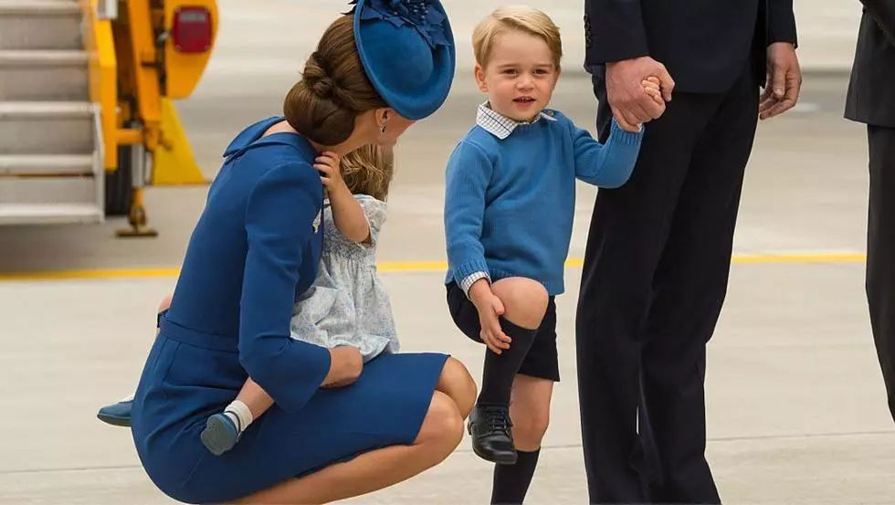 乔治小王子闹脾气视频,乔治小王子被吓哭