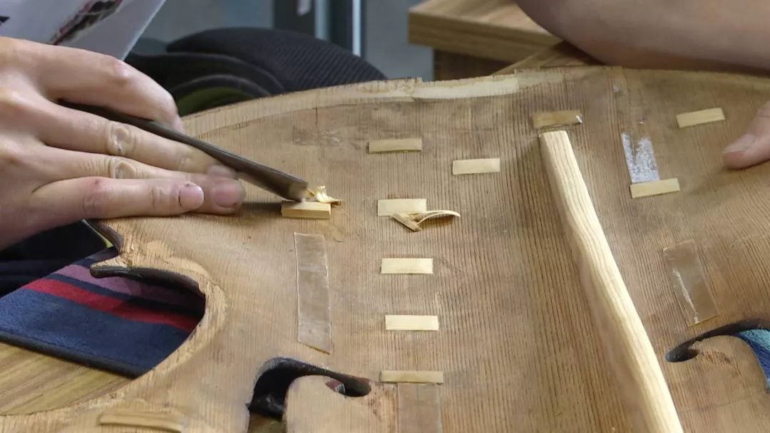 海门有个能人,正修复一把近300年的德国大提琴