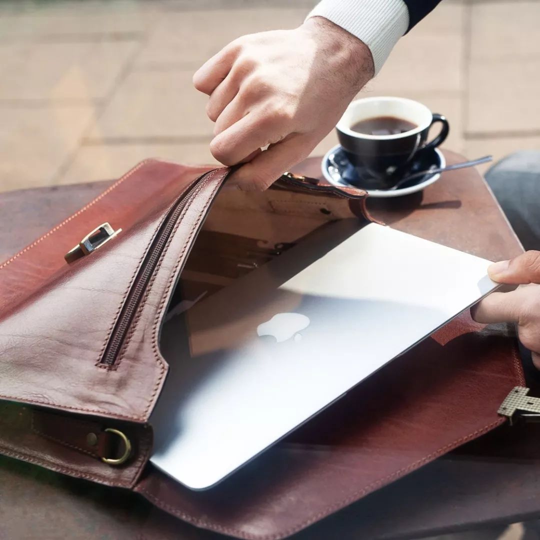 没机会参与严肃社交的男人，当然不会在乎自己的包是否体面｜基本款