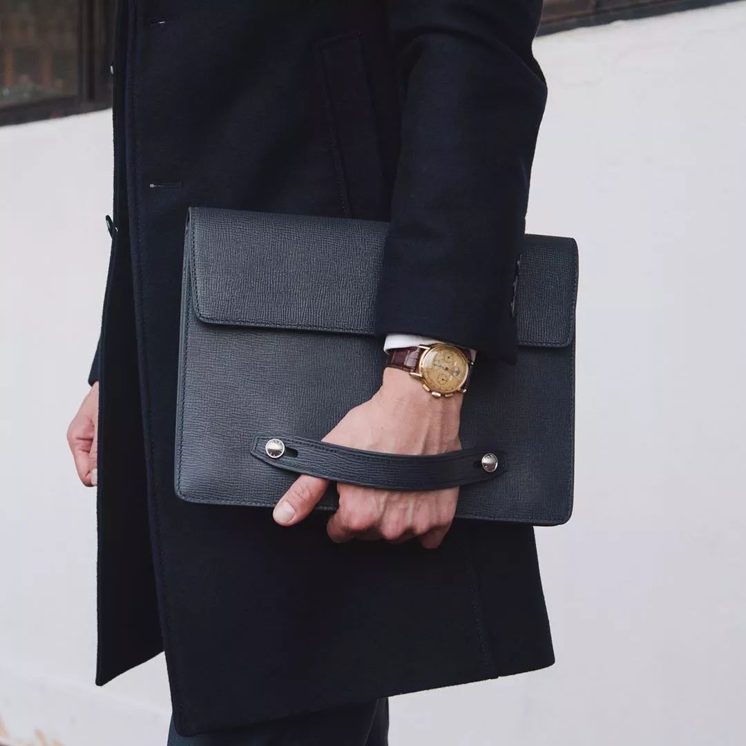 没机会参与严肃社交的男人，当然不会在乎自己的包是否体面｜基本款