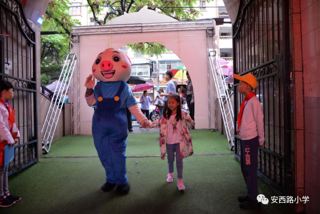 兰州各小学开学,开学第一天学校热烈迎接学生进校