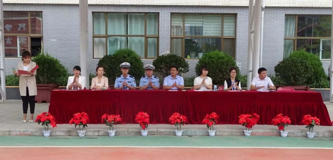 兰州各小学开学,开学第一天学校热烈迎接学生进校