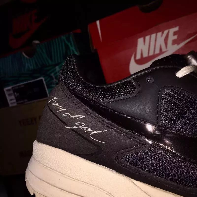 他们买到了伦敦旧货市场的半价满天星，和国内官网1999的AirYeezy