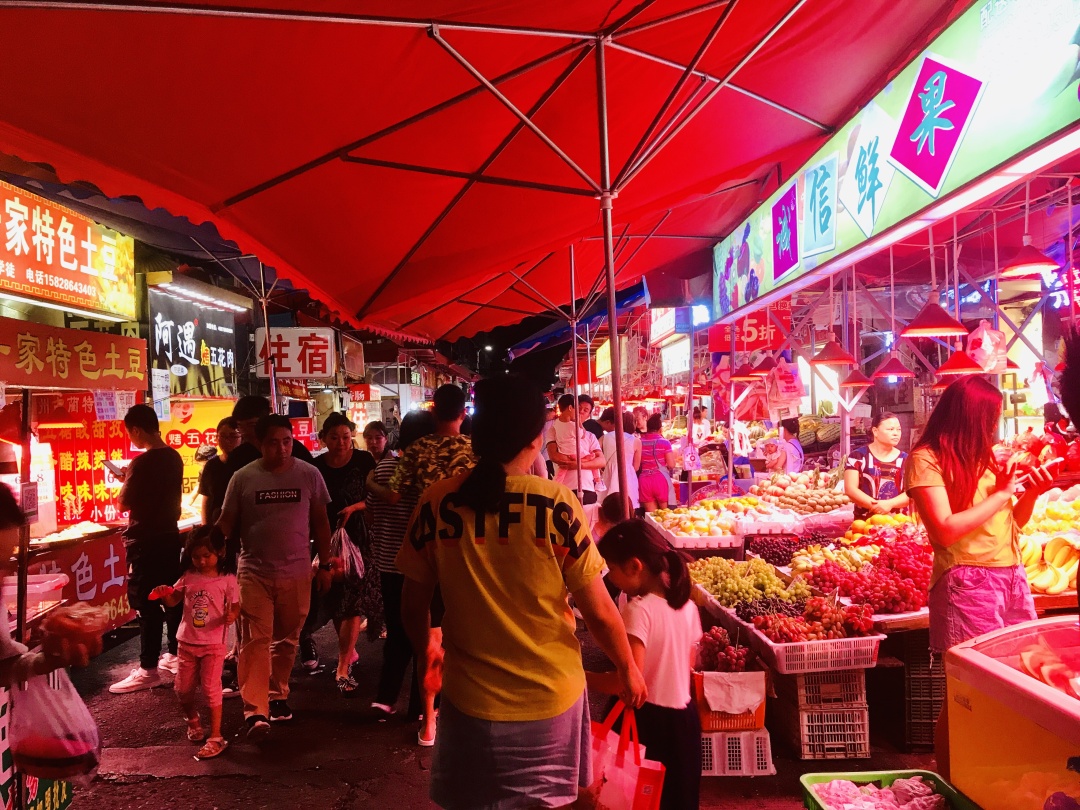 夜太美，尽管再催肥，总有人围着小摊排着队