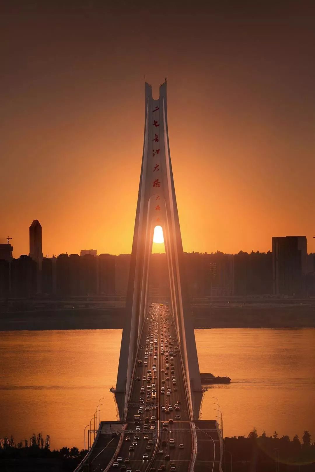 武汉，为何一鸣惊人？