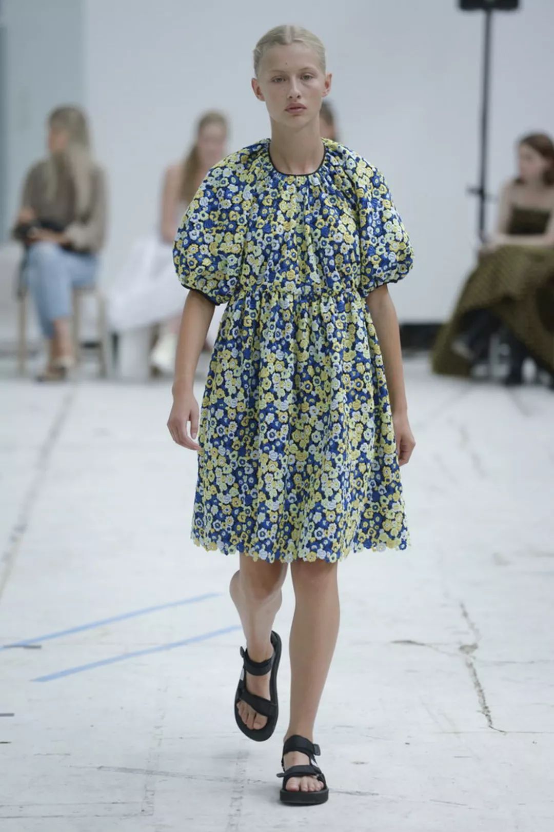 秋冬黑红裙子大码胖mm显瘦遮肉,今年最火的裙子显瘦遮肉