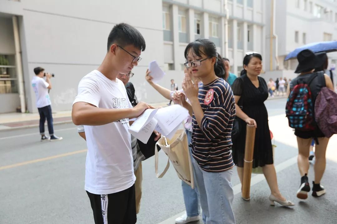 一中新生报到,新生报到迎新生