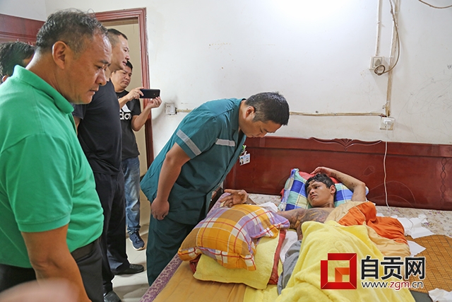 男子严重烧伤在家敷“偏方”——村干部、志愿者轮流上门劝其就医