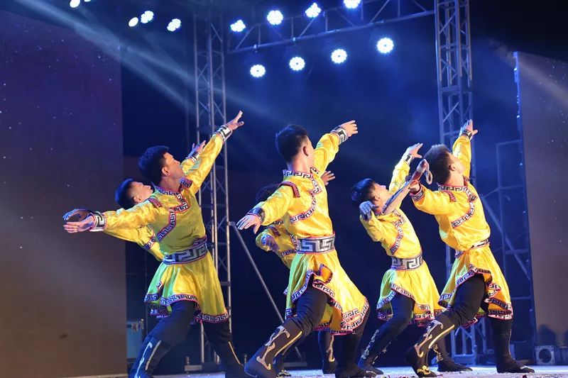 “礼赞新中国，讴歌新时代”为主题的三场文艺晚会在友谊广场精彩上演