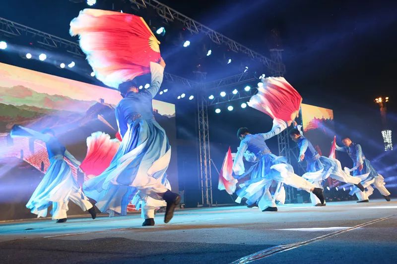 “礼赞新中国，讴歌新时代”为主题的三场文艺晚会在友谊广场精彩上演