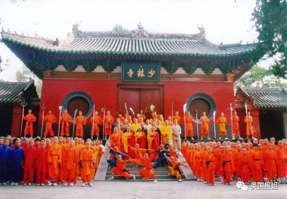 外国人在少林寺的日常训练,三个外国人来中国少林寺学武