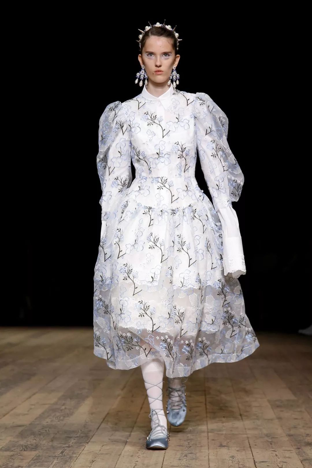 丝绸吊带长裙巴黎时装周,simonerocha泡泡裙