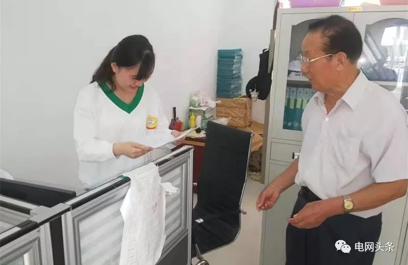 老人攥着一张小纸条，一见供电员工就塞进他手里…