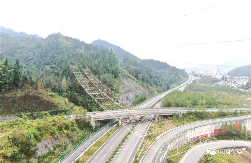 老人攥着一张小纸条，一见供电员工就塞进他手里…