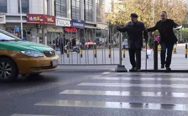 西安抓拍闯红灯视频,西安行人闯红灯抓拍通报