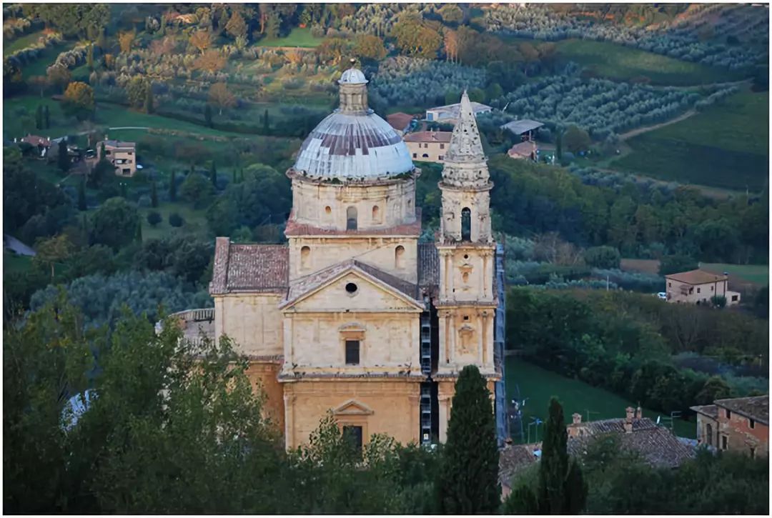 为什么教堂从上面看都是十字架,为什么教堂是十字形