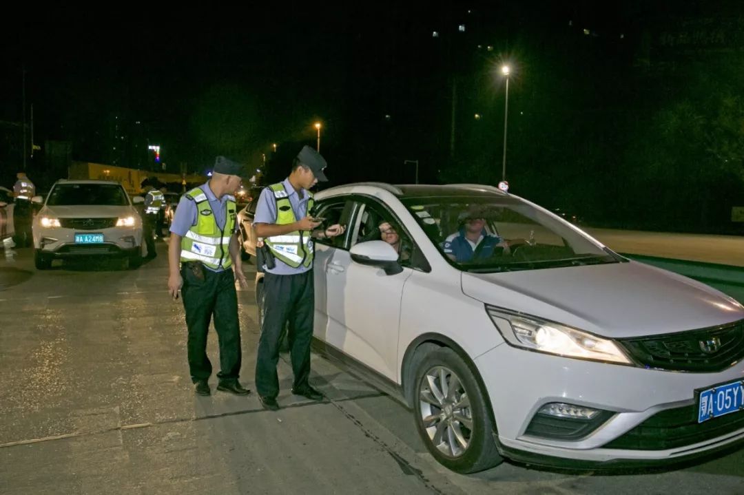 一群警察去ktv嗨翻全场,百名警察冲进ktv