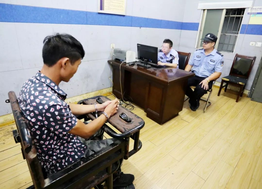 一群警察去ktv嗨翻全场,百名警察冲进ktv