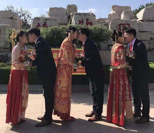 【社会新闻】缘分呢！山东“最牛三胞胎”兄弟同时结婚！高考曾考出“连号”分上同一名牌大学！