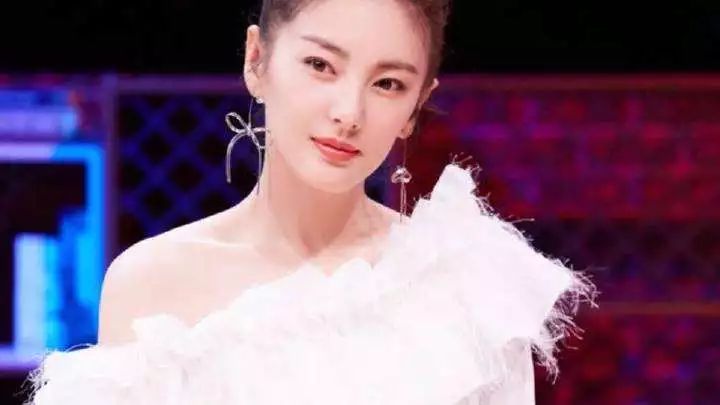 这款急救弹性蛋白贴，每天一片赶走干纹，还你天鹅美颈