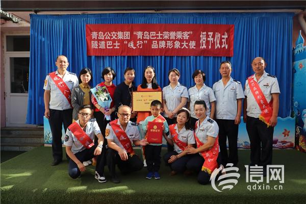 斑马线前礼让行人小男孩鞠躬道谢,斑马线礼让小男孩鞠躬感谢