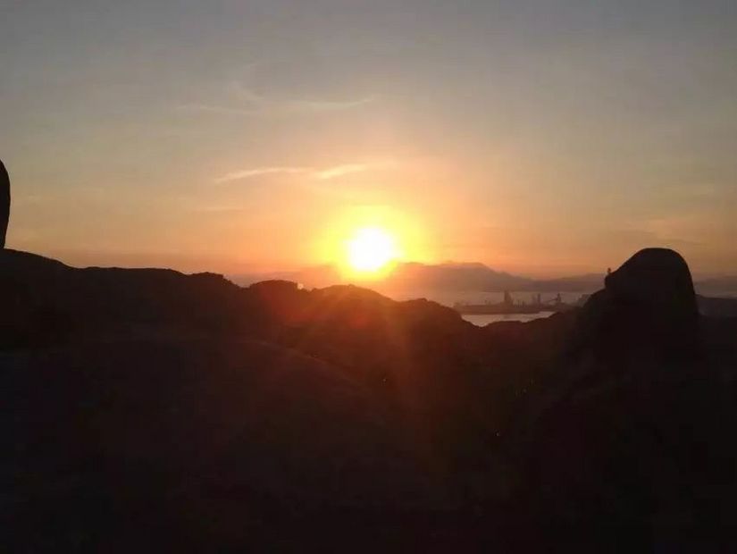 为了泳滩,遇上稔子和山日